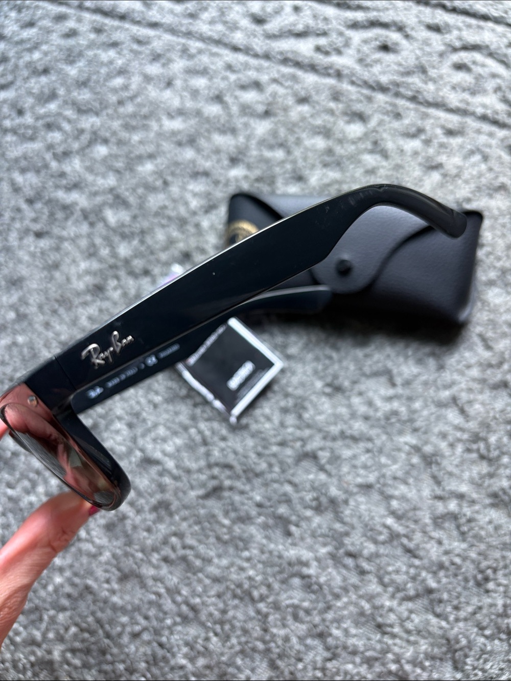 Ray-Ban Black Frame Wayfarer Sunglasses 2132 - Picture 2 of 5